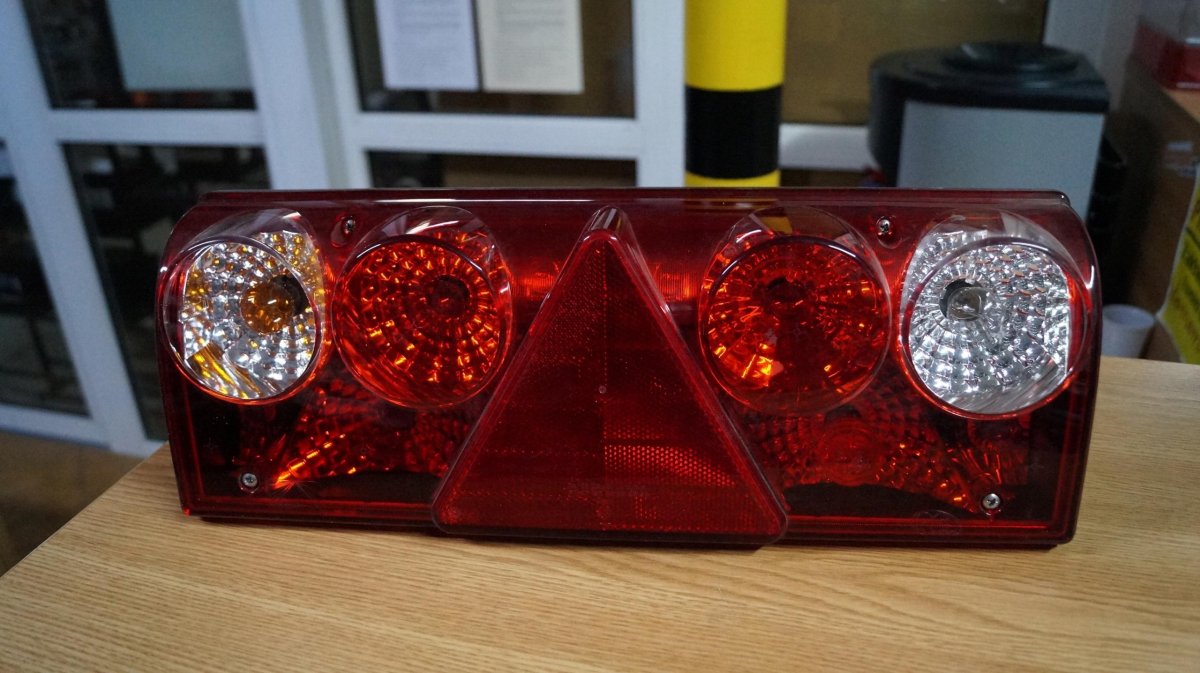 Фонарь задний полуприцепа