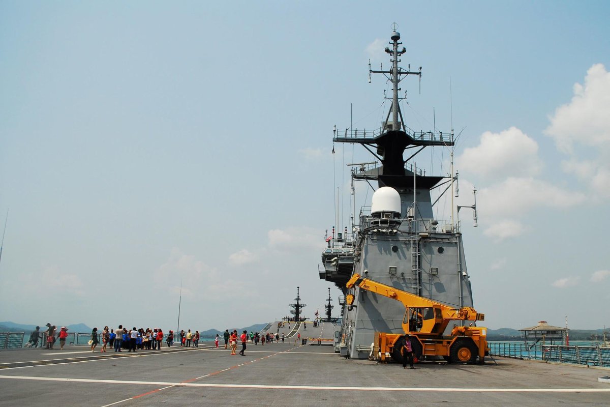 Тайский авианосец чакри Нарубет