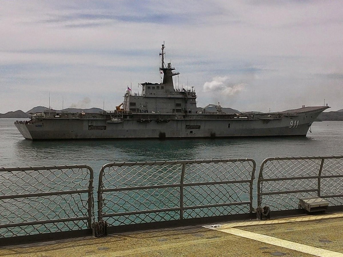 Тайский авианосец чакри Нарубет