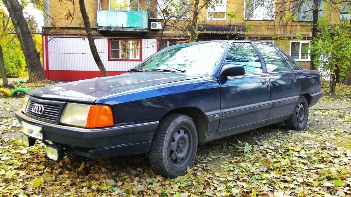 Ауди 100 с3 синяя