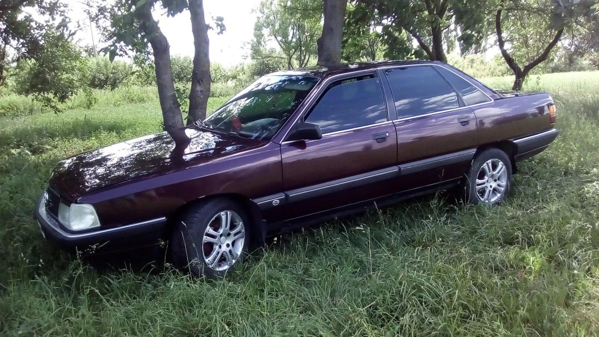 Ауди 100 с3 Вишневая