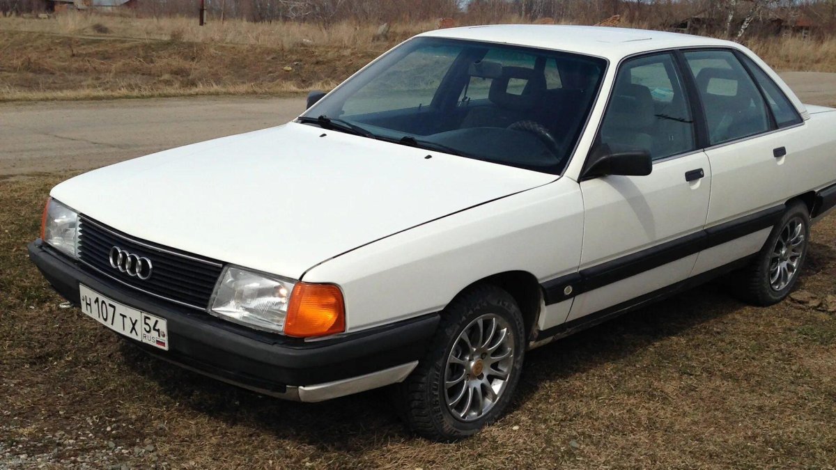 Ауди 100 белая
