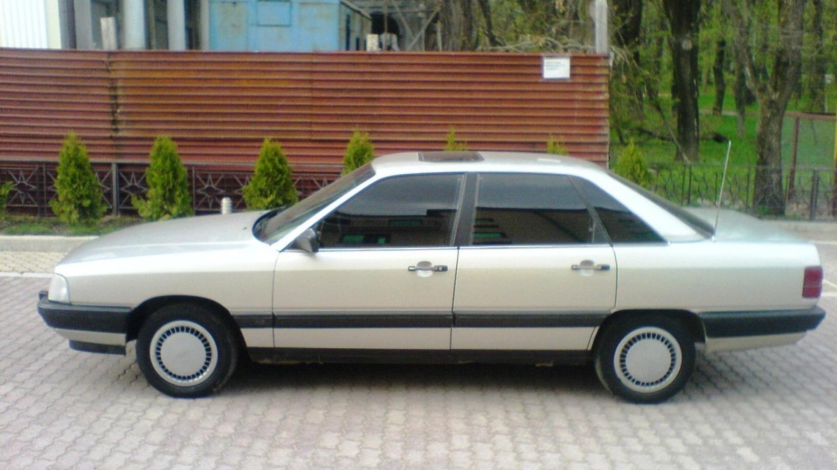 Audi 100 сигара