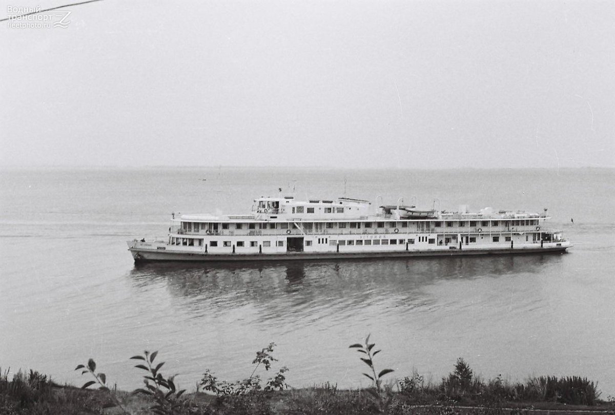 Теплоход Парижская коммуна