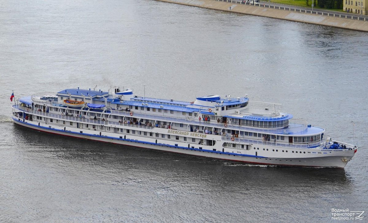 Теплоход 588