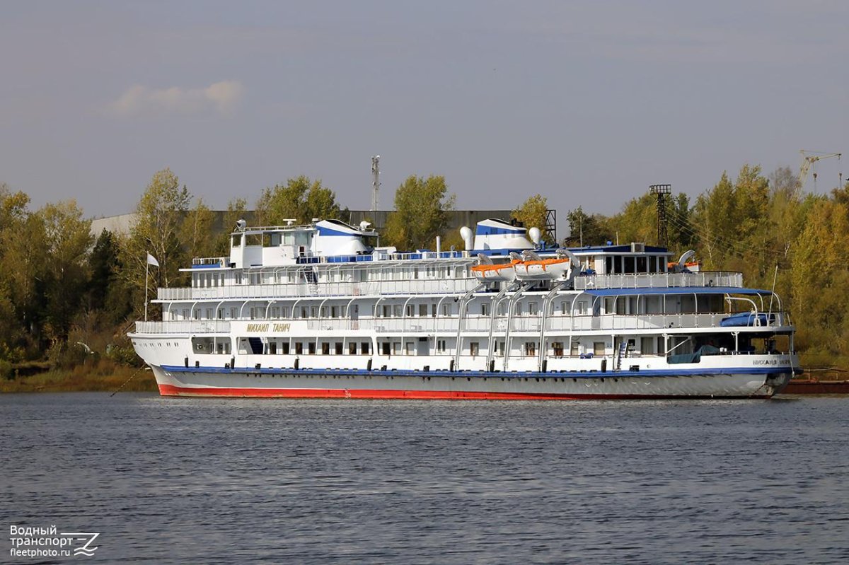 Теплоход Парижская коммуна