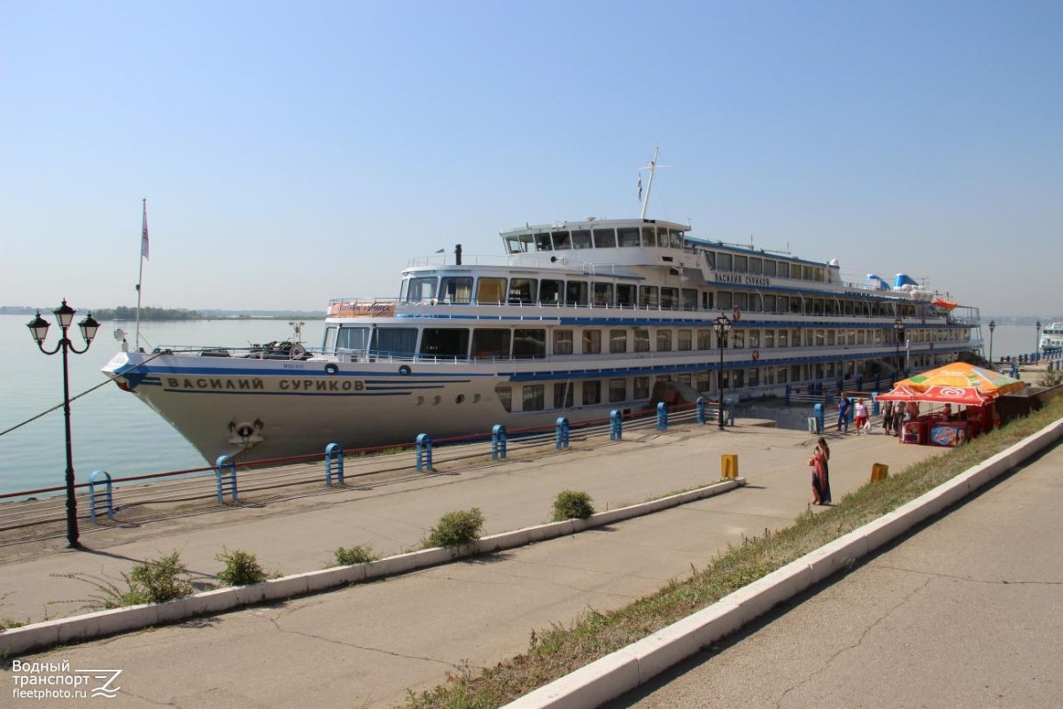 Теплоход Василий Суриков