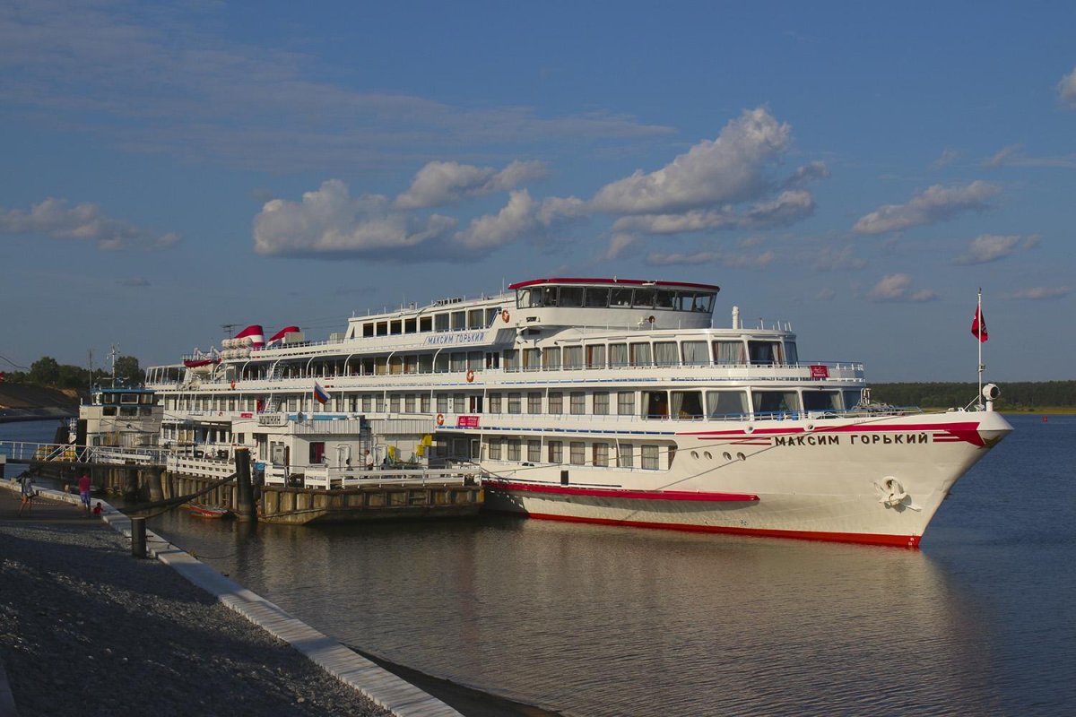 Теплоход Максим Горький