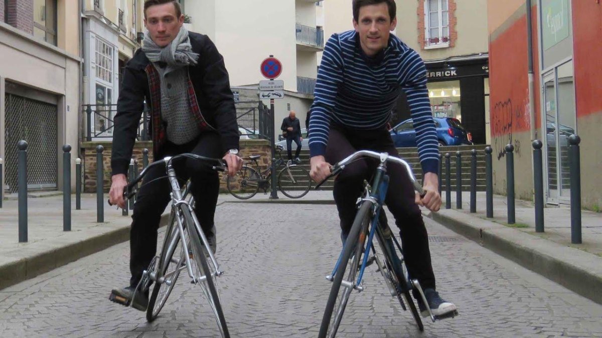 Кататься на раме велосипеда