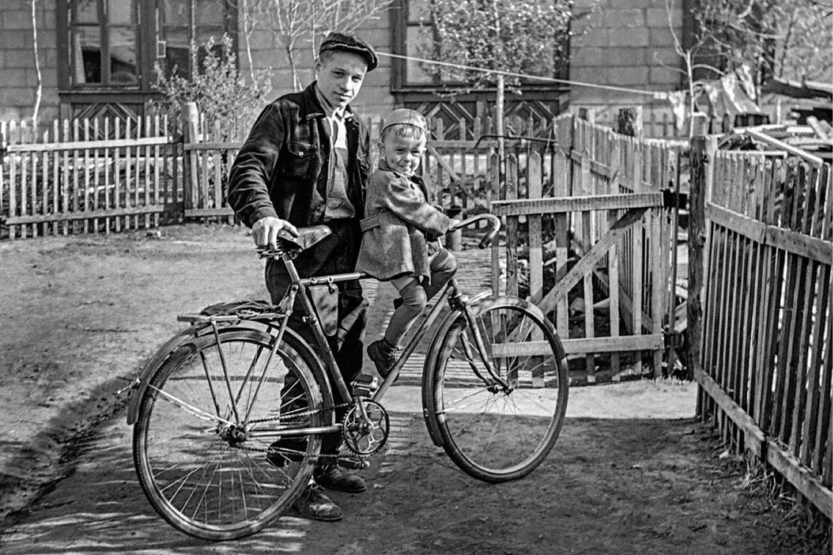 Советские дети на велосипеде