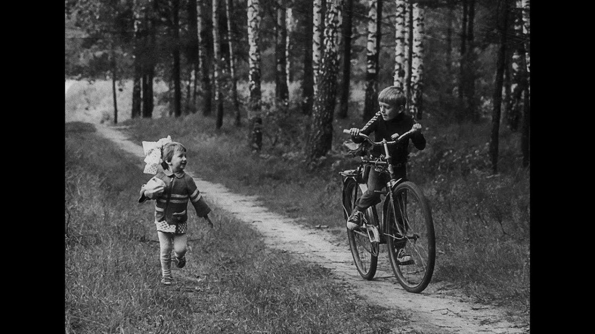 Кататься под рамой велосипеда