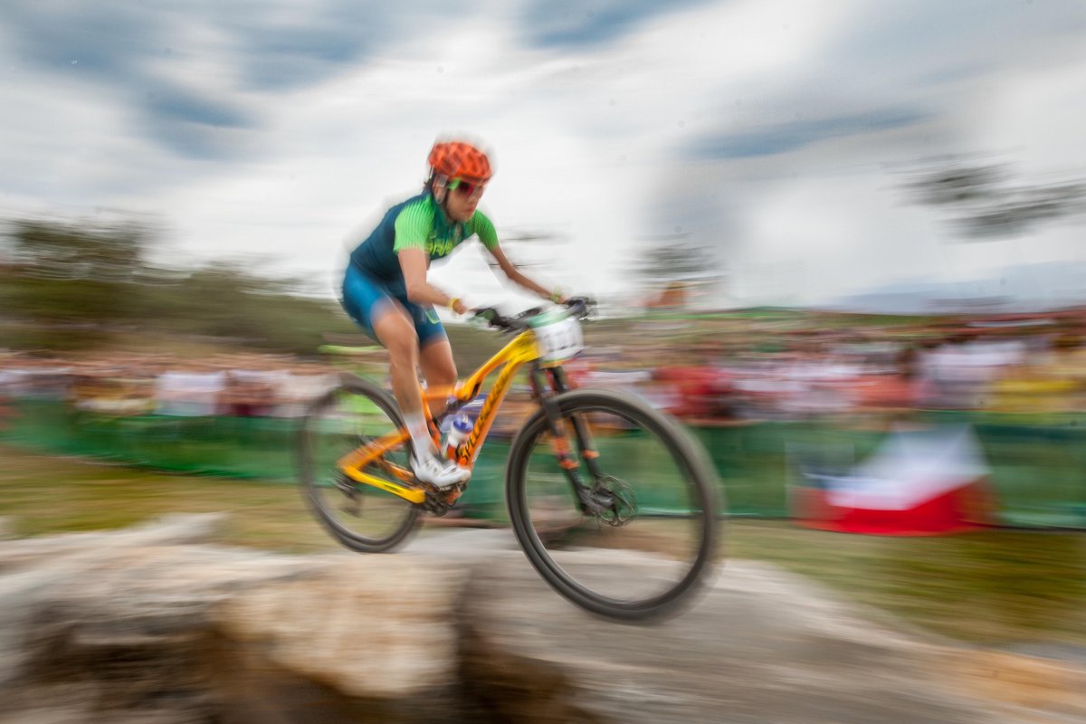 Езда на велосипеде под рамой