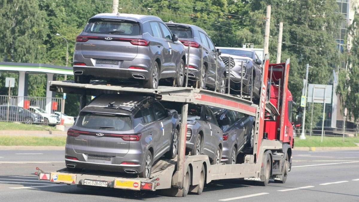 Автовоз с китайскими машинами