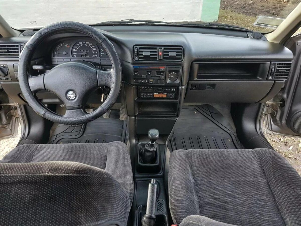 Опель Вектра а 2.0 салон