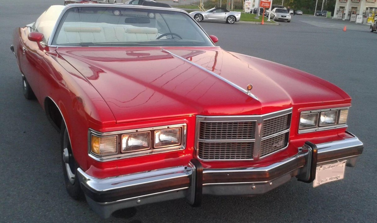 Chevrolet Impala красная акула