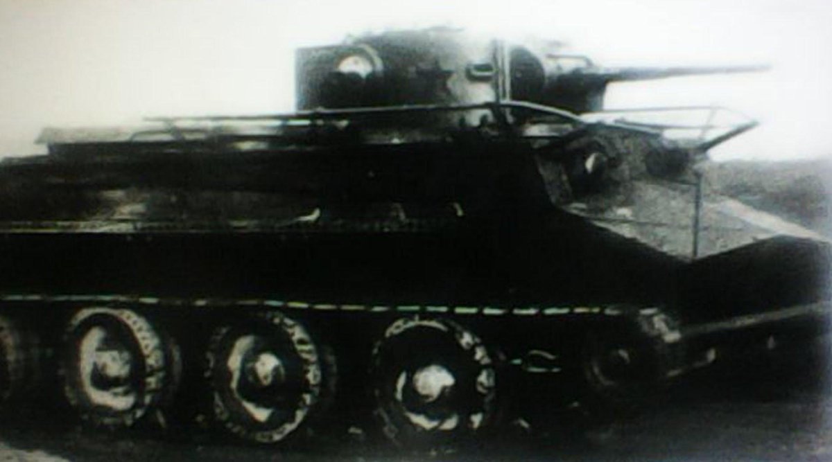Плавающий колёсно-гусеничный танк пт-1