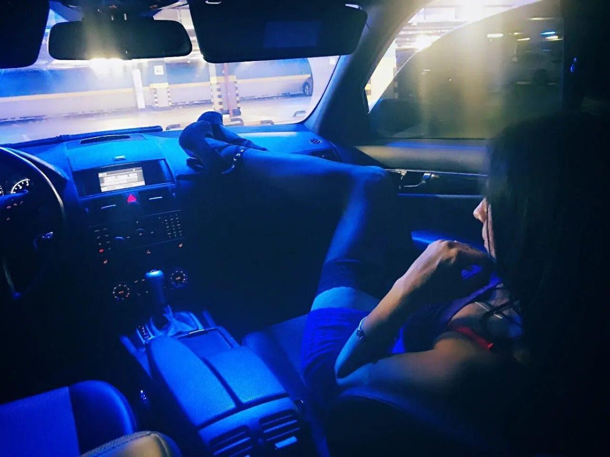 Девушка Мерседес ночь