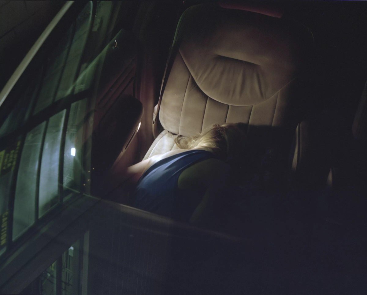 Девушка на заднем сидении авто