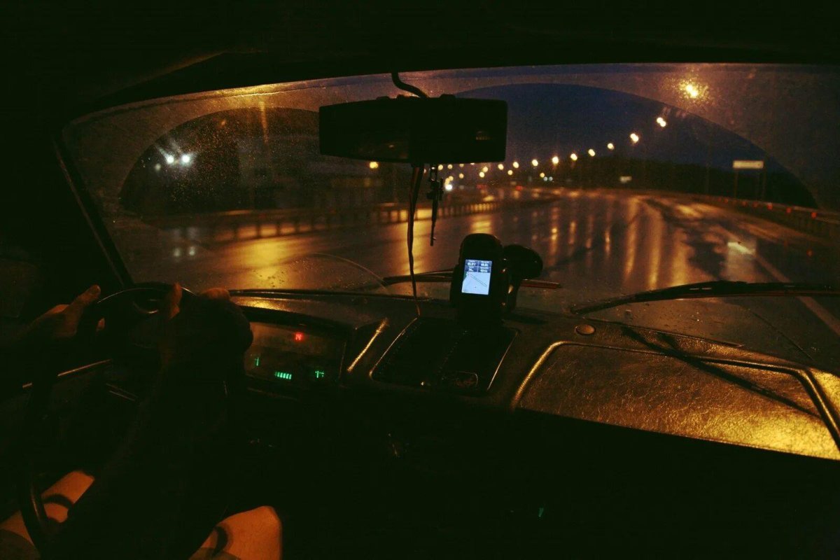 Вид из окна машины вечером
