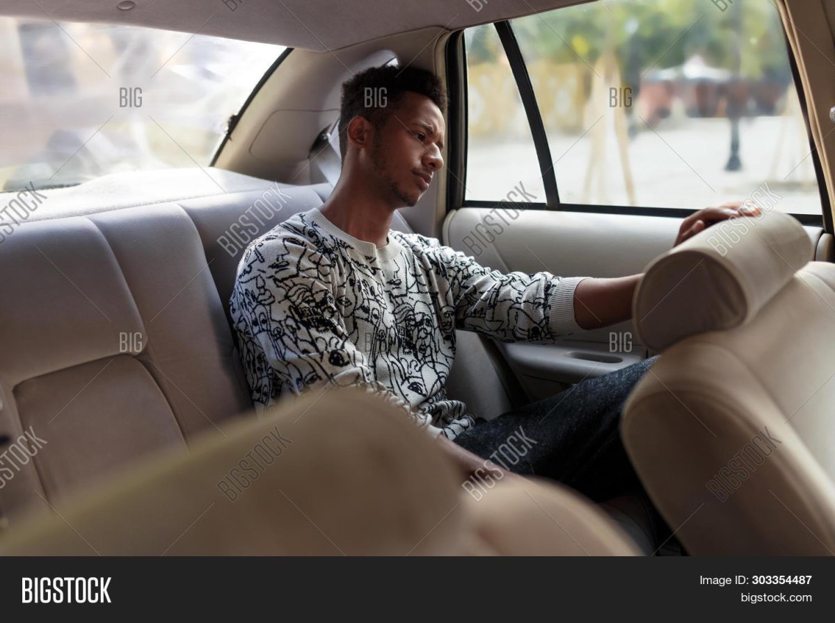Человек на заднем сидении машины