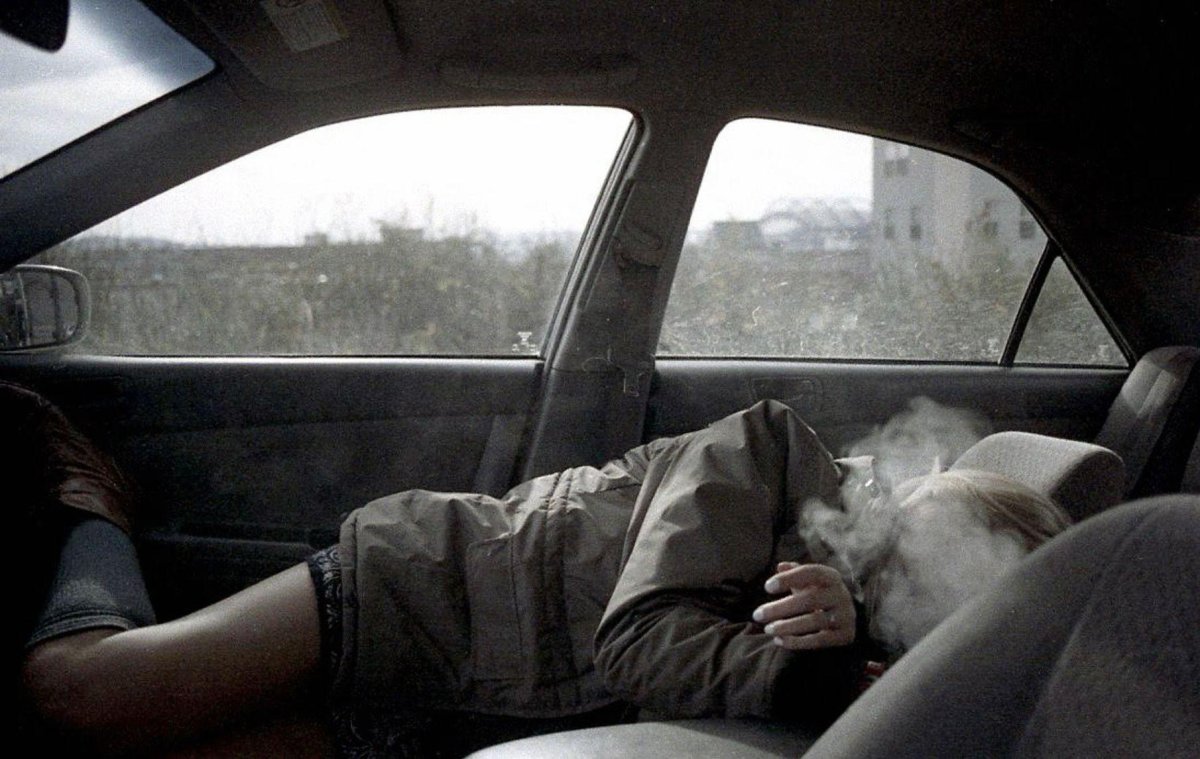 Парень спит в машине