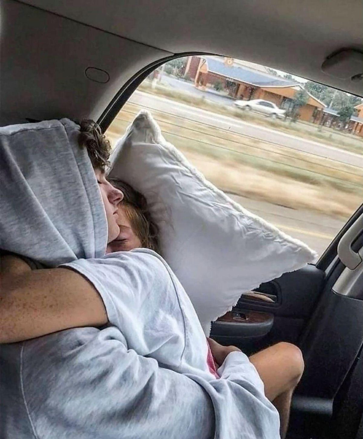 Парочка в машине