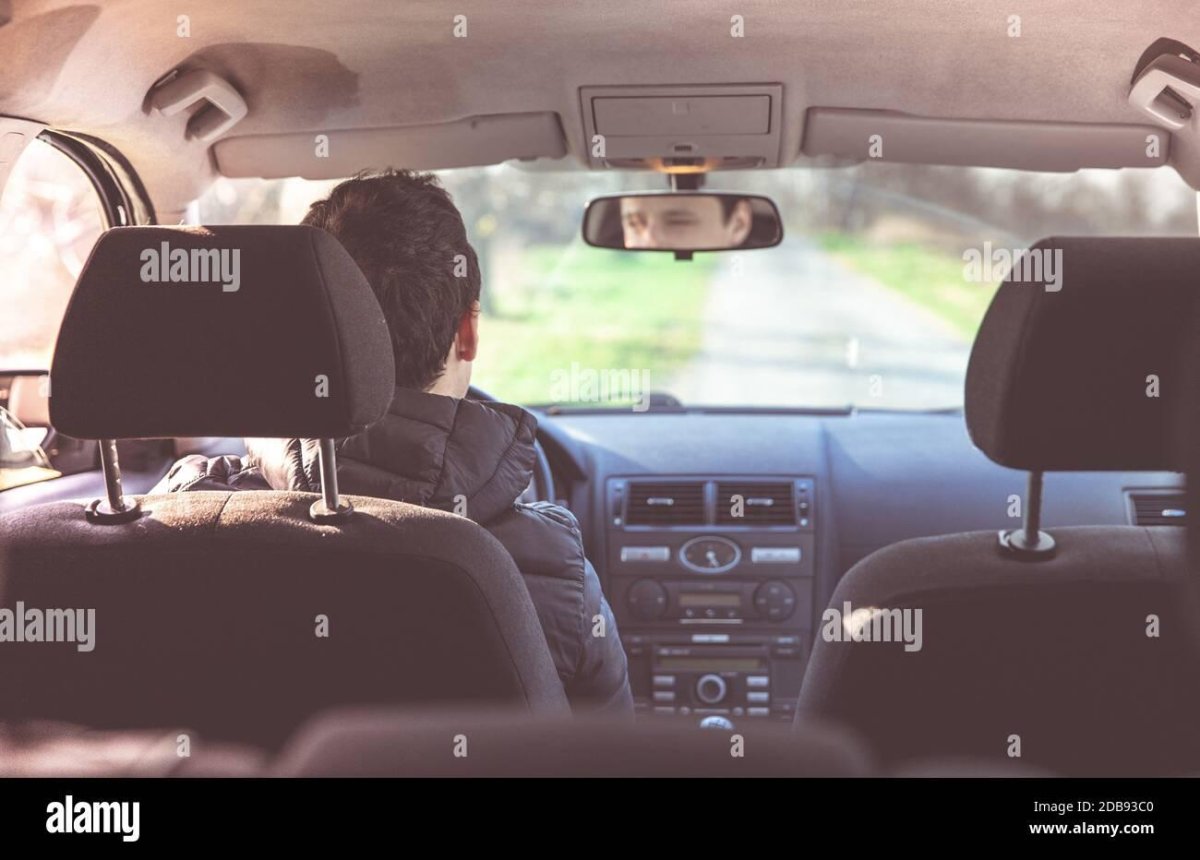 Вид с заднего сидения в машине