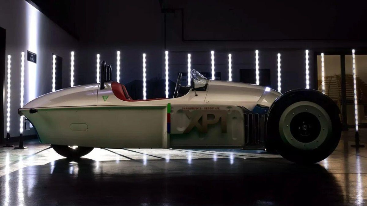 Трёхколёсный спортивный автомобиль