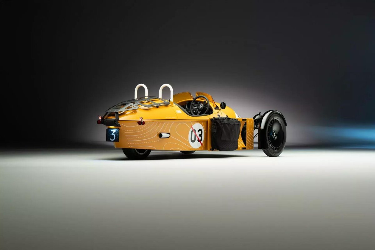 Трёхколёсный спортивный автомобиль