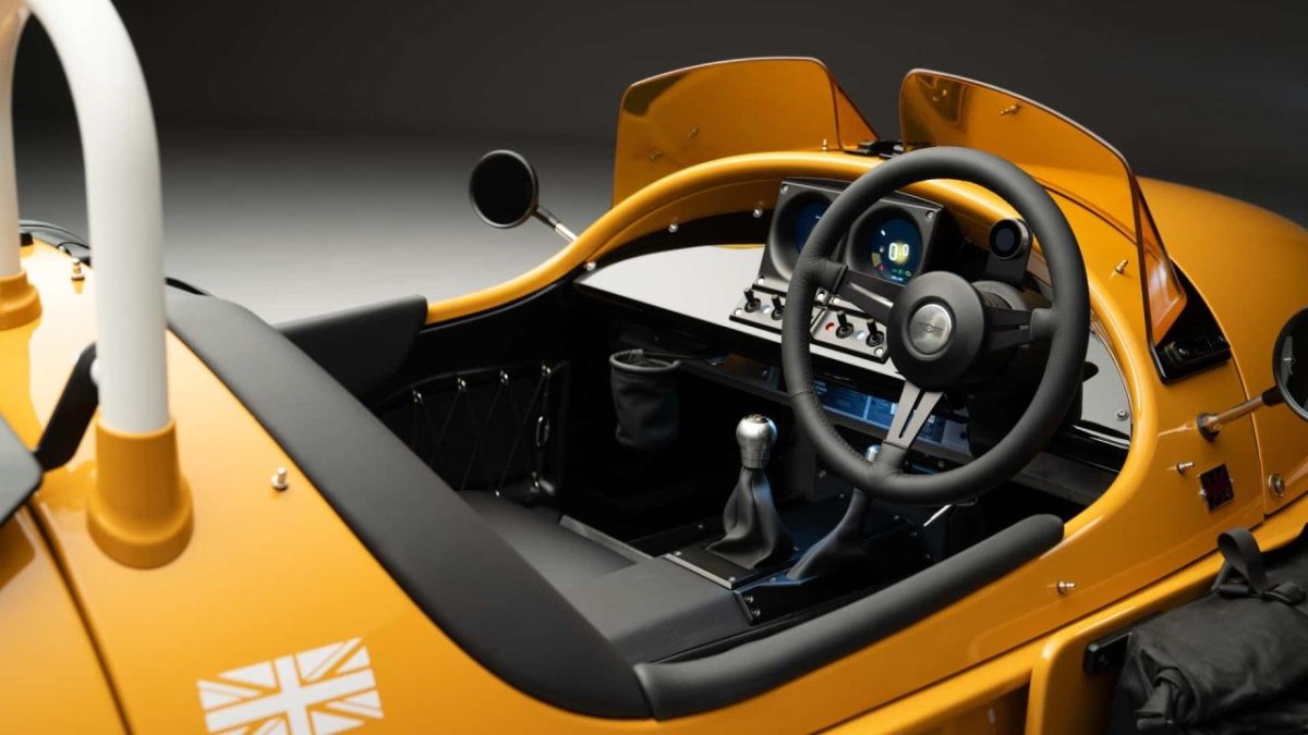 Трёхколёсный спортивный автомобиль