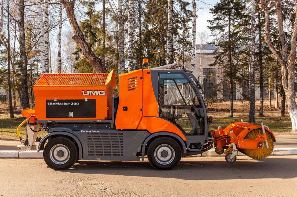 Коммунальная машина UMG км-2000