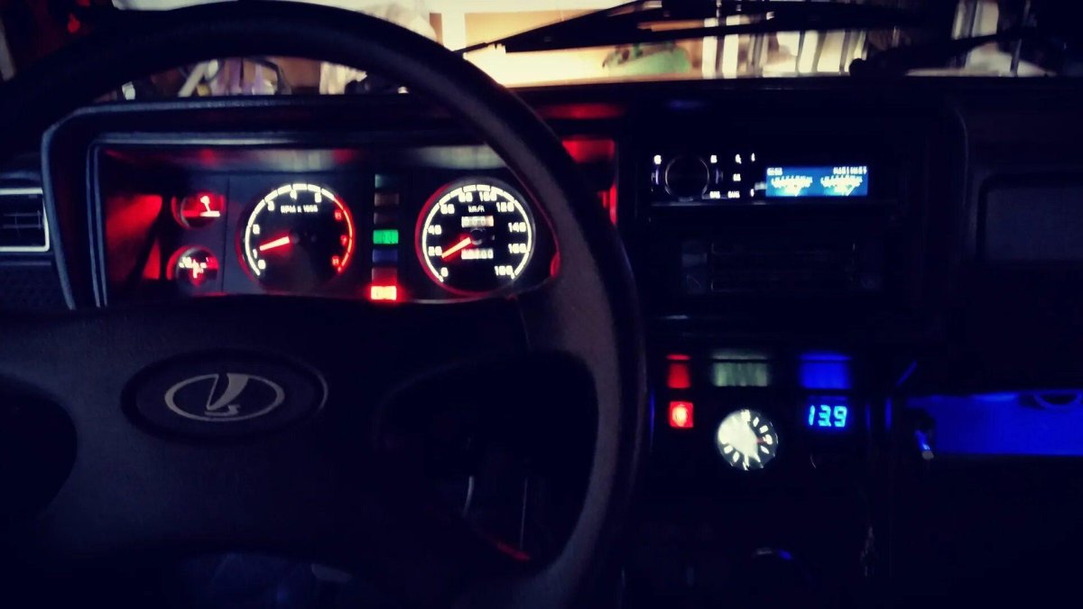 Салон ВАЗ 2107 приборная панель