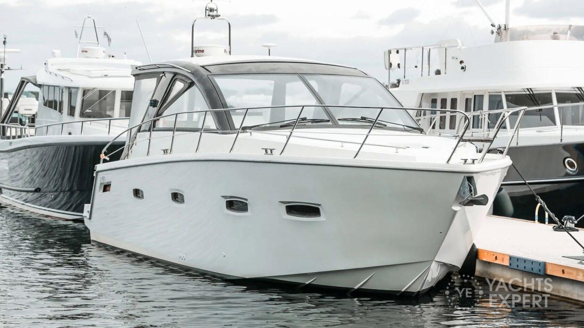 Моторная яхта Sealine s38