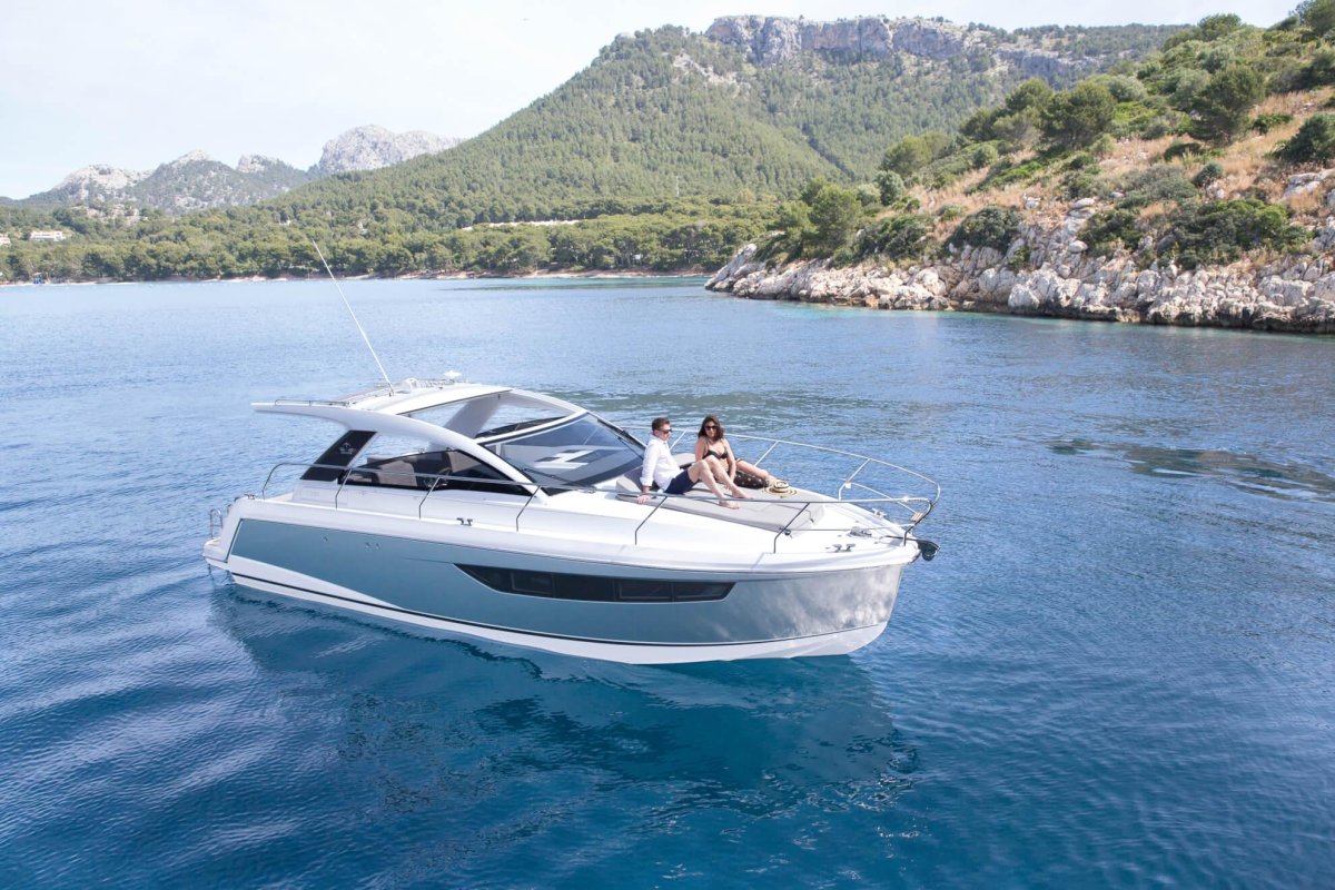 Sealine s 330