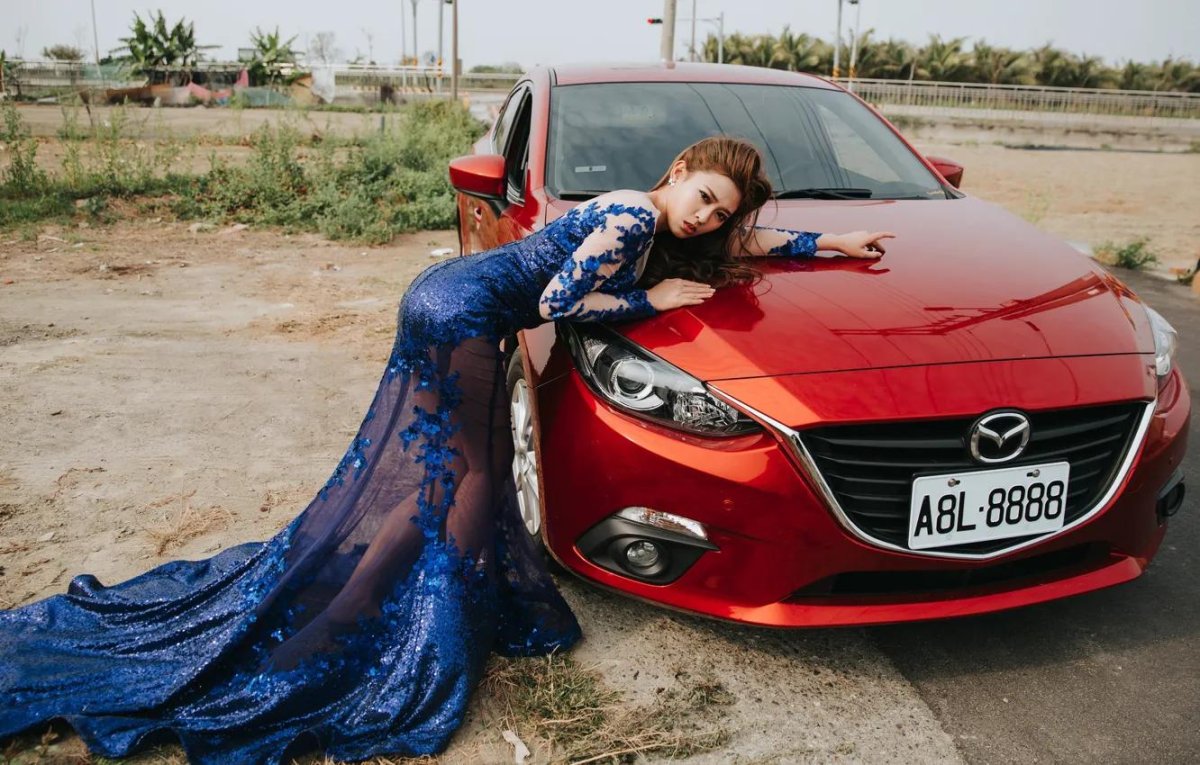 Девушка и Мазда