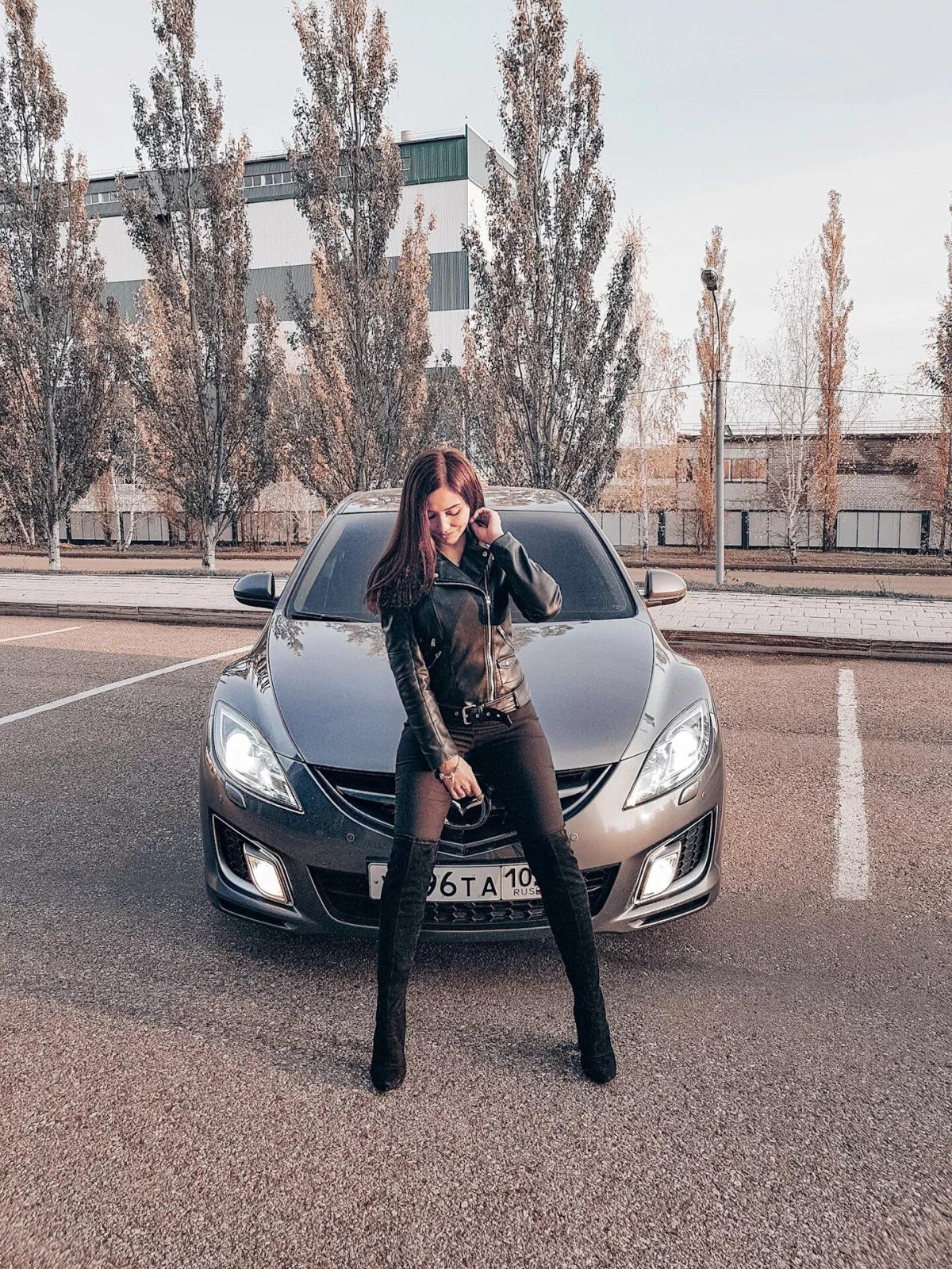 Девушка возле машины