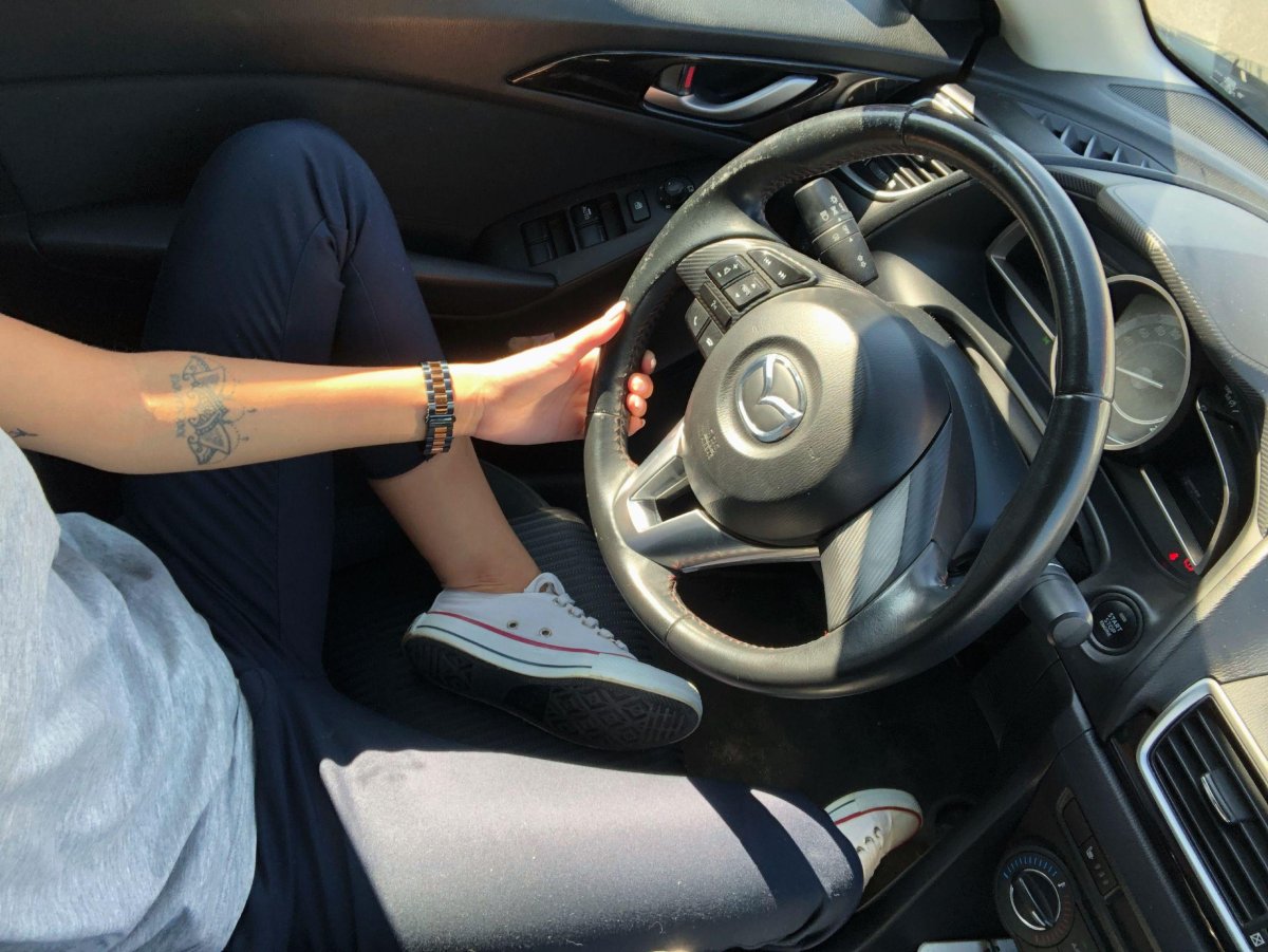 Мазда 3 и девушка