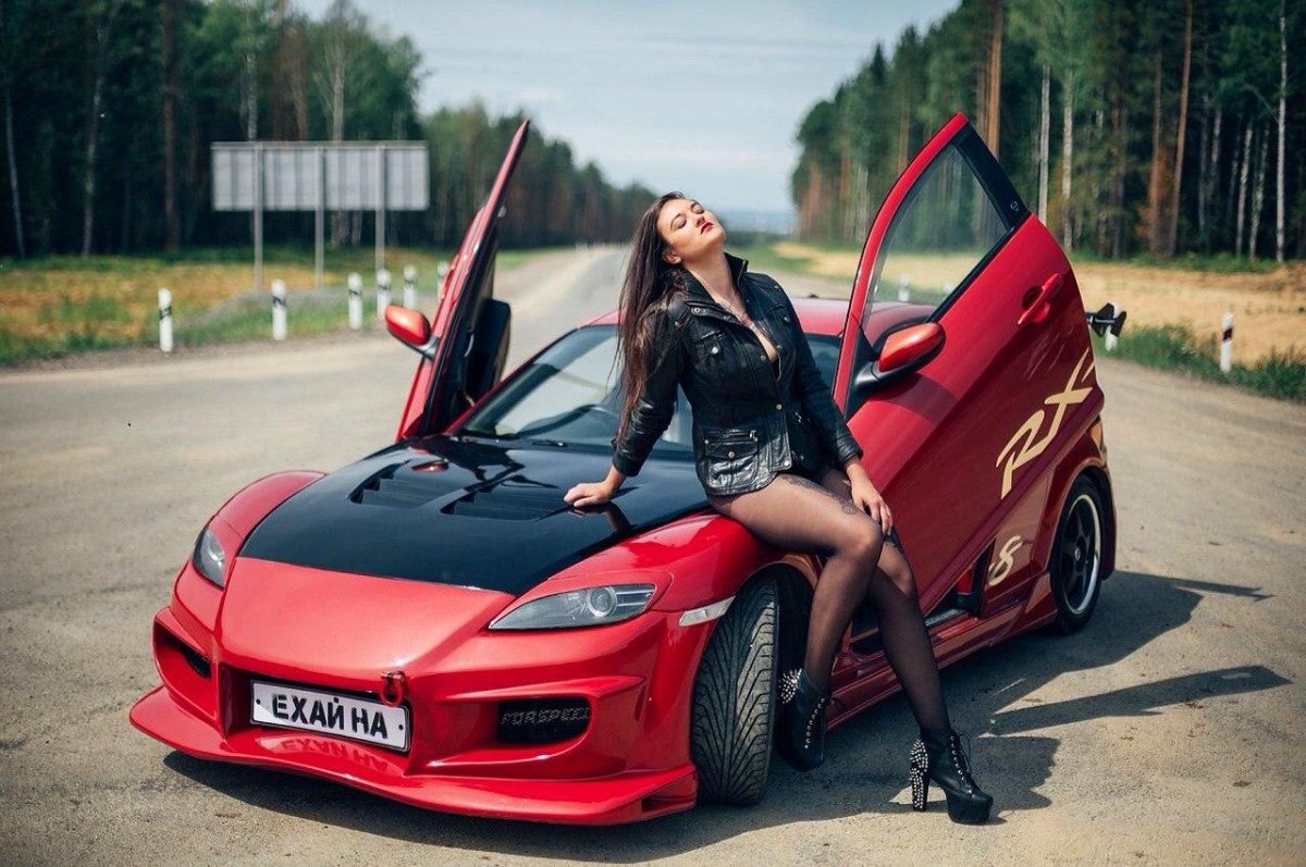 Мазда РХ 8 И девушка