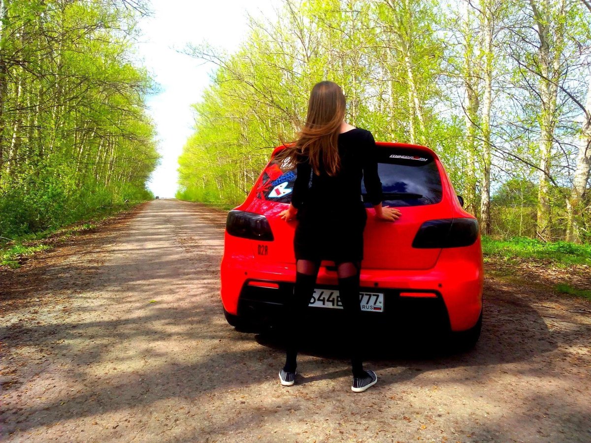 Красная Мазда в лесу