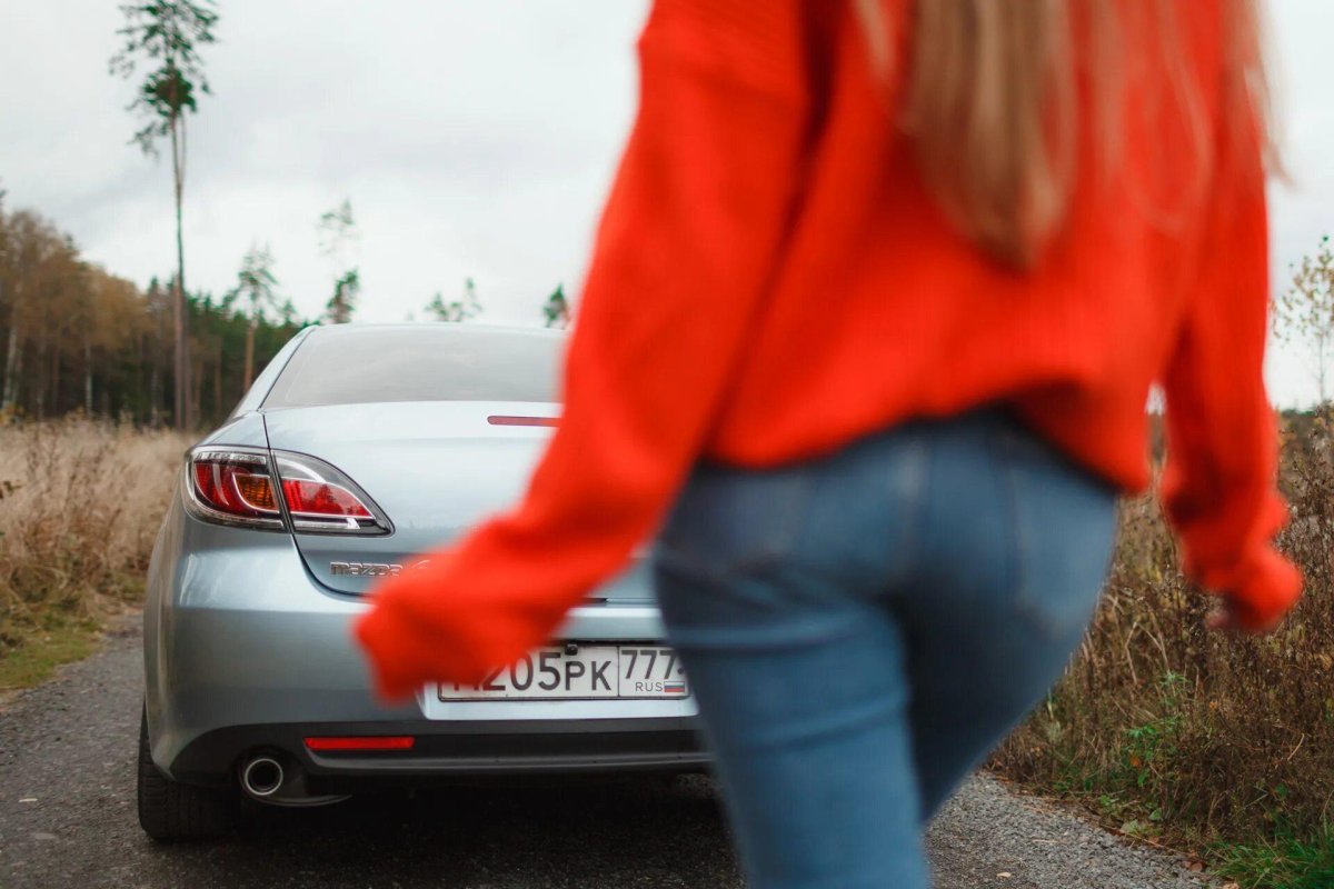 Девушки возле мазды 6