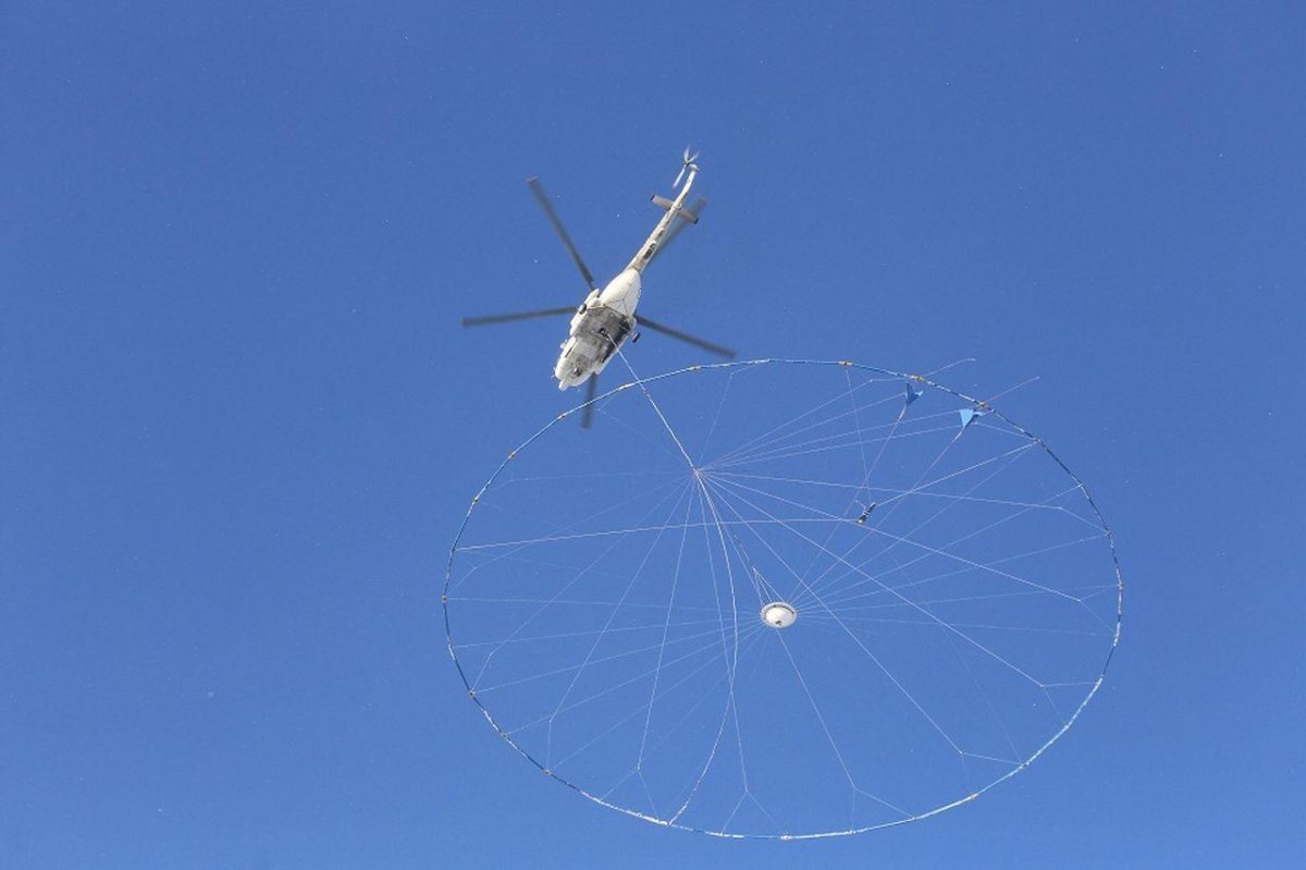 Вертолет с антенной летает