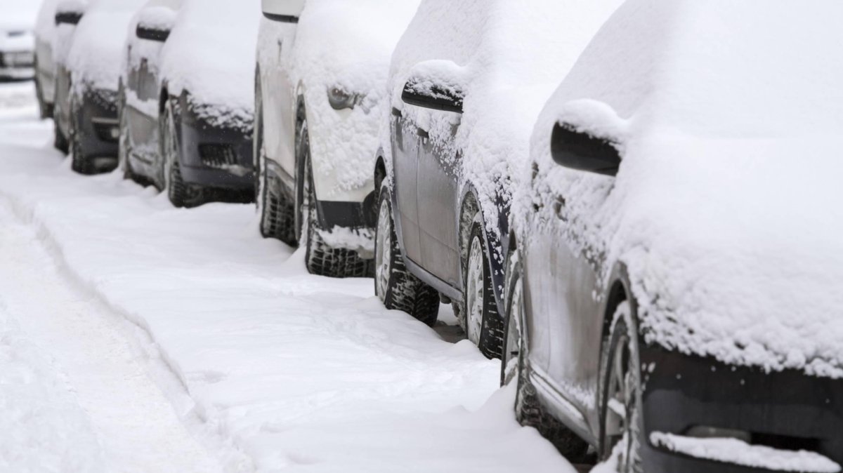 Стоянка автомобилей зимой