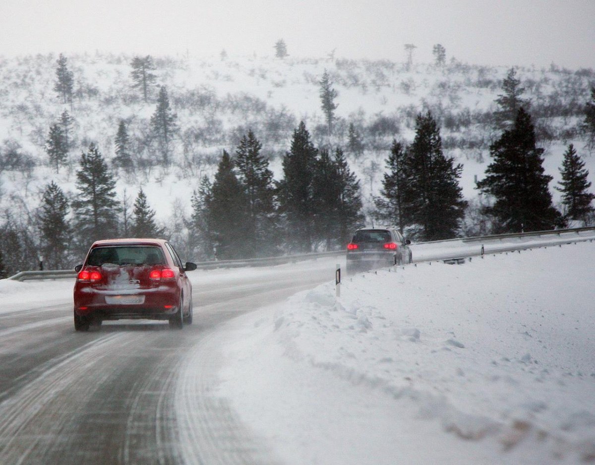Машина на зимней трассе