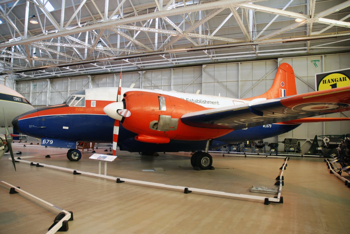 Самолет HS-748