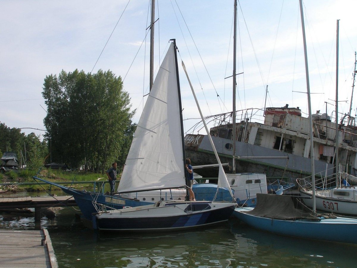 Парусная яхта Ассоль