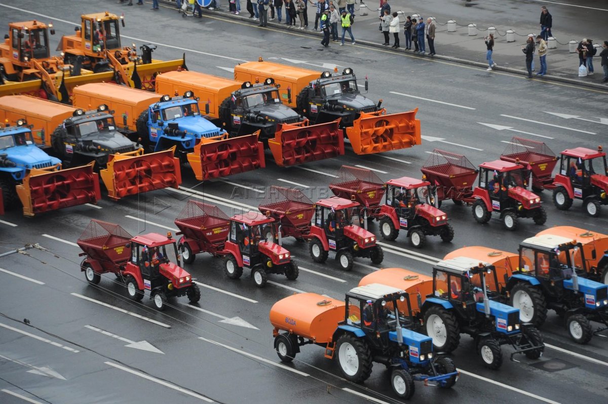 Парад коммунальной техники в Москве