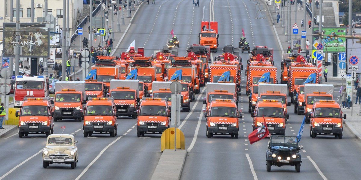 Парад коммунальной техники в Москве