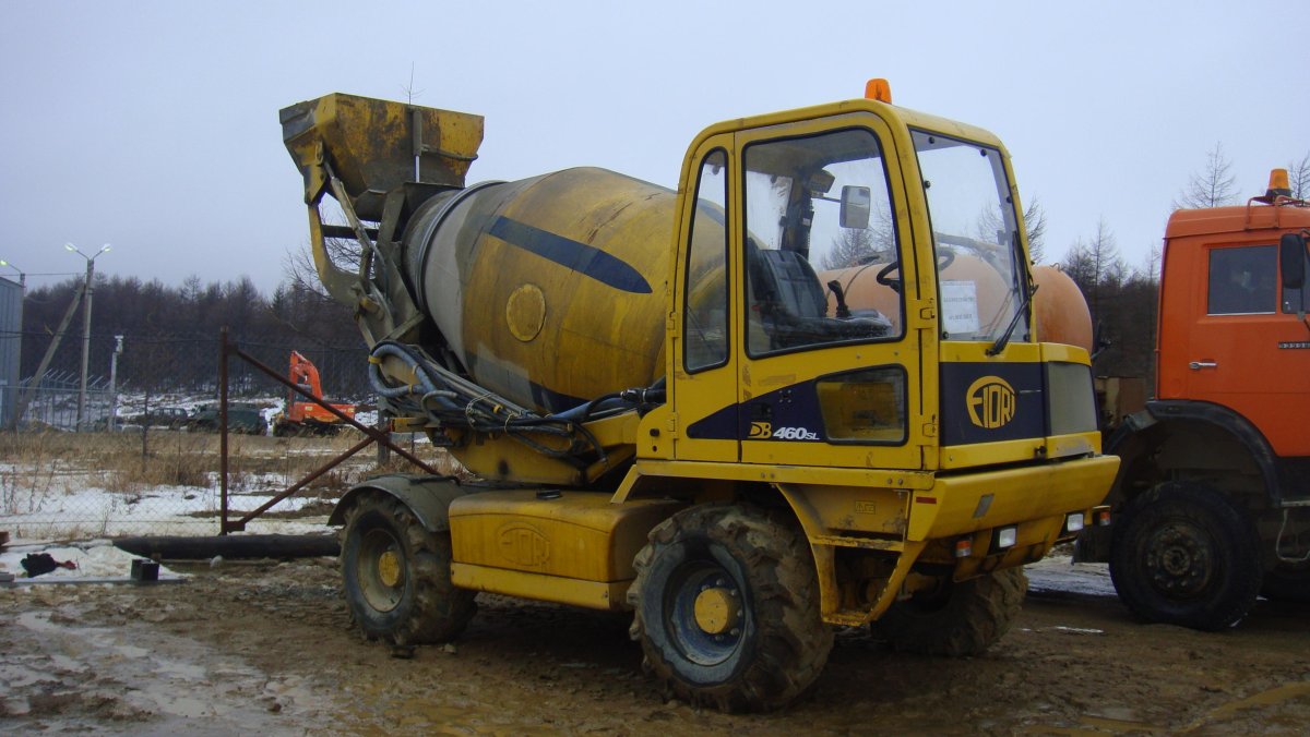 Мобильный бетоносмеситель с самозагрузкой