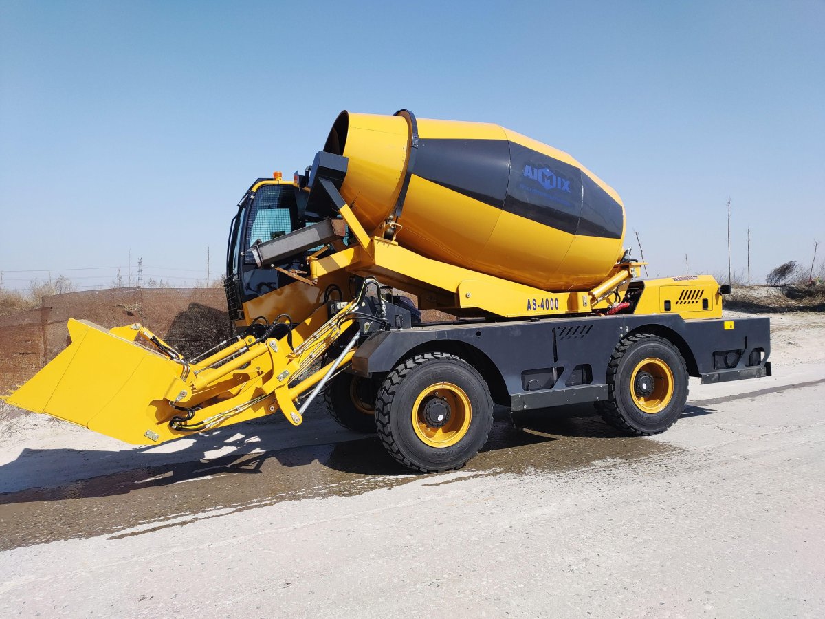 Самоходная бетономешалка с самозагрузкой