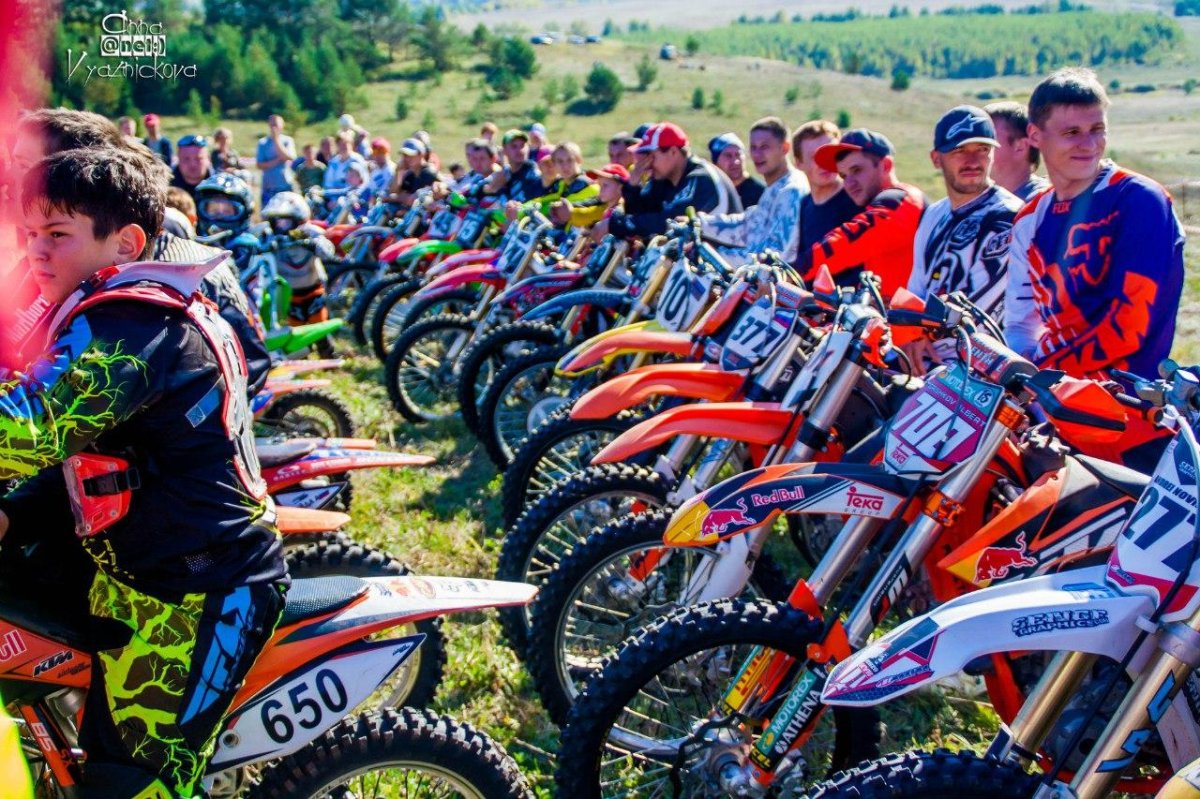 Мотокросс Вираж трава земля